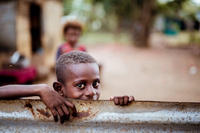 アフリカの少年と貧困